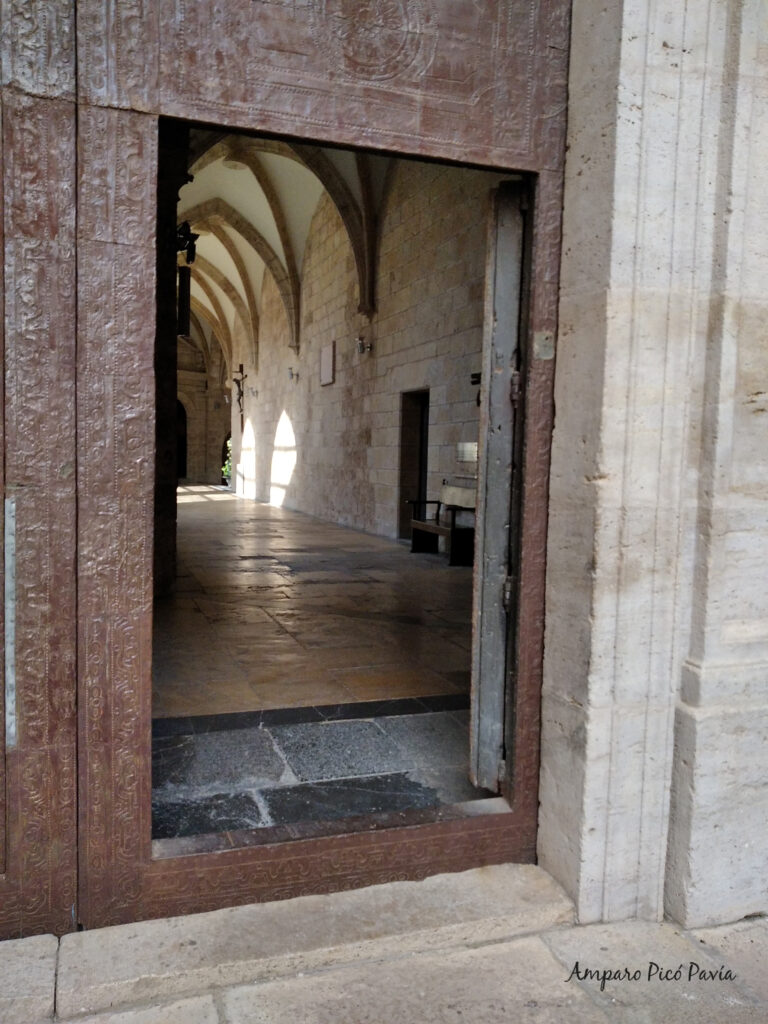 Puerta al Claustro gótico de la Catedral de Segorbe.