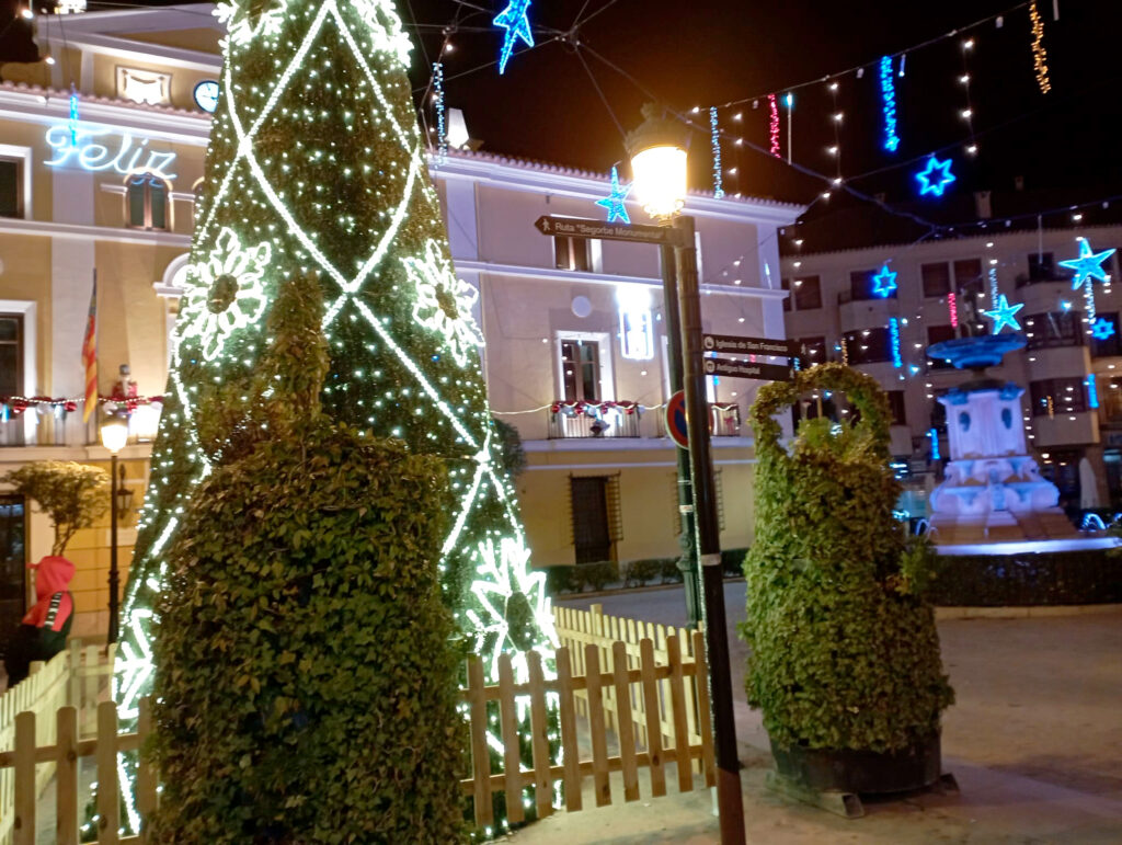 Árbol de Navidad en plaza de Segorbe.